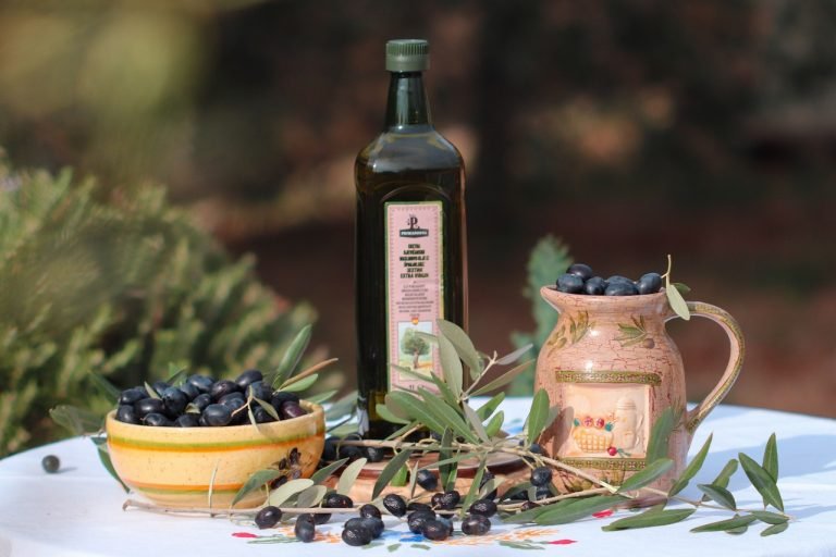 olives, olive oil, dark olives-6784843.jpg